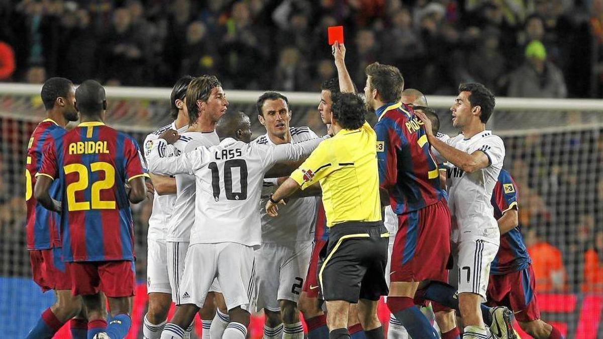 Iturralde González fue el árbitro del 5 a 0 en el Camp Nou.