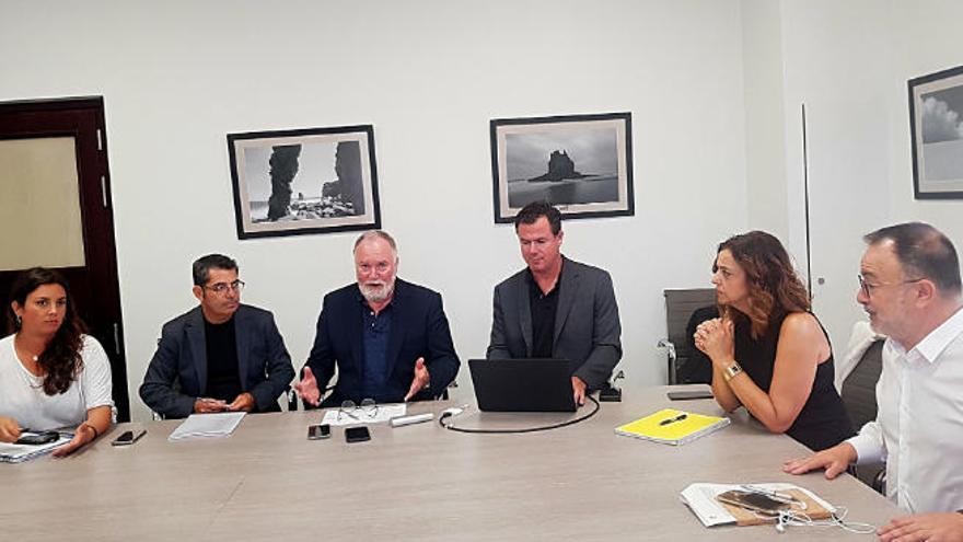 Imagen de la reunión mantenida en la mañana de ayer entre los consejeros y los representantes de la productora .