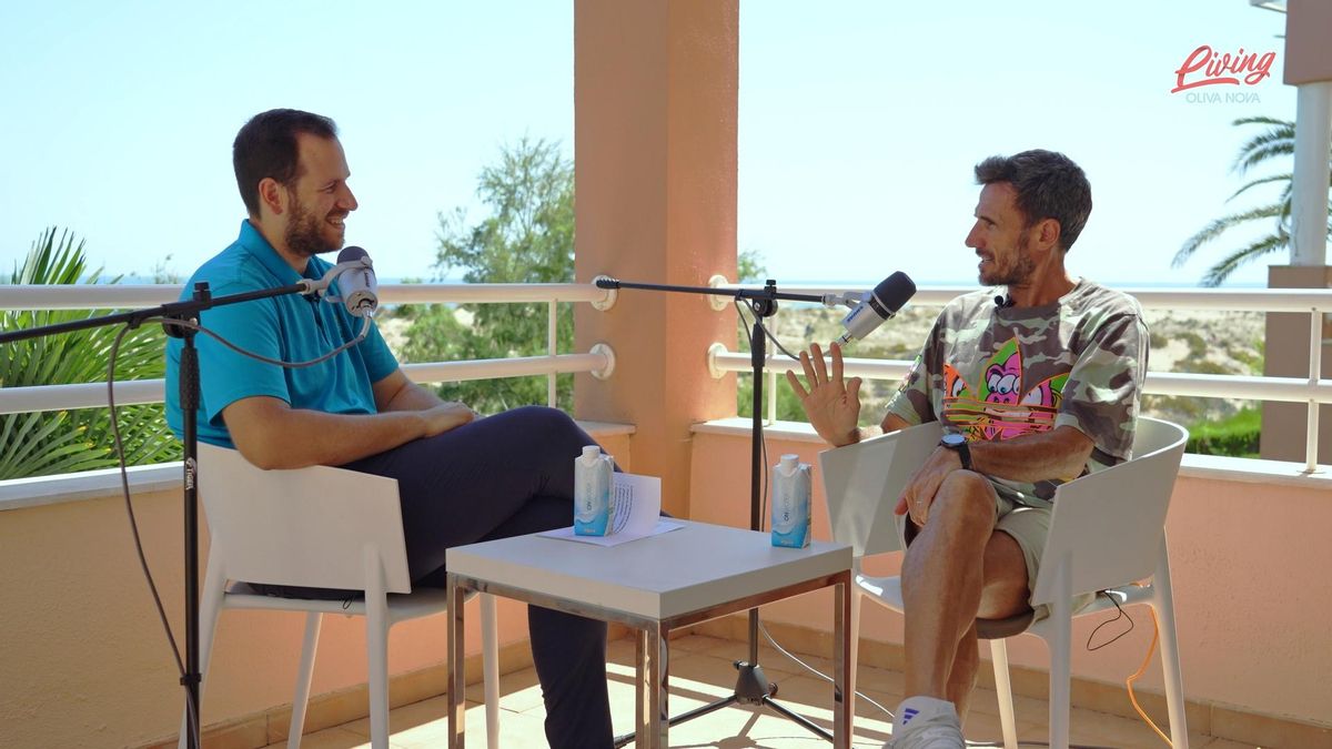 El anfitrión de @livingolivanovapodcast junto al corredor Chema Martínez durante la grabación del episodio. / ED