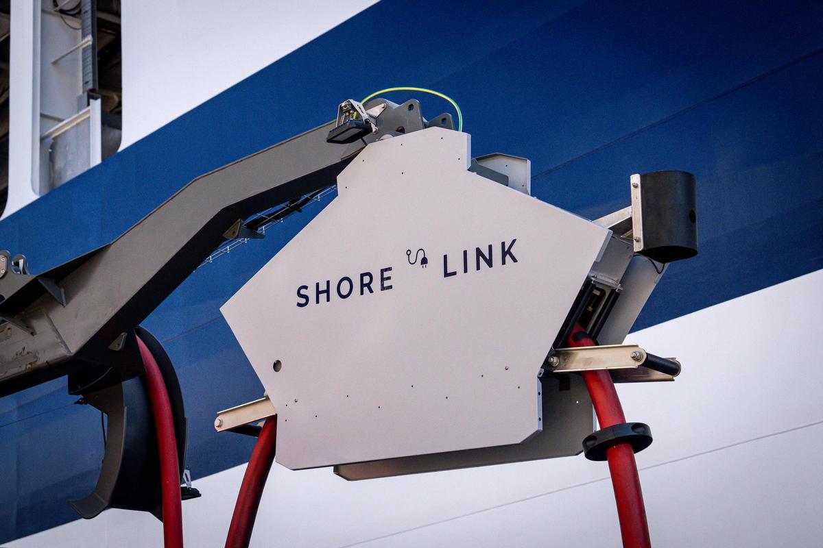 El Port de Barcelona estrena la conexión eléctrica de la terminal de ferris de Grimaldi