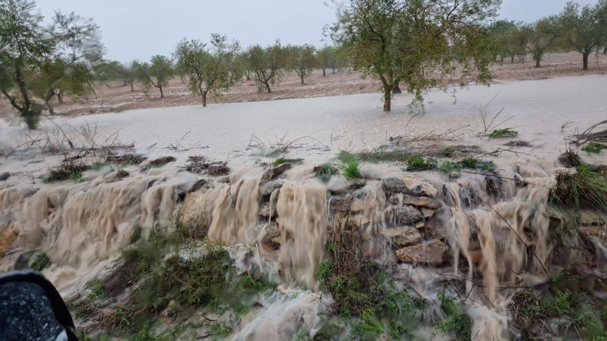 Lluvias de más de 60 litros desbordan ramblas y anegan carreteras en Yecla