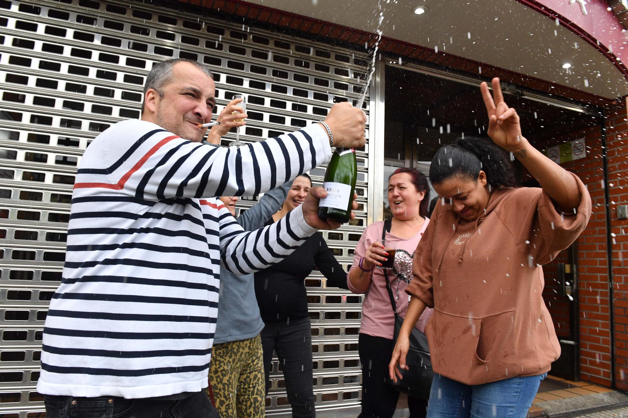 El Gordo cae en A Coruña: El primer premio de la Lotería de Navidad deja 180 millones entre la calle Barcelona y El Gaucho I