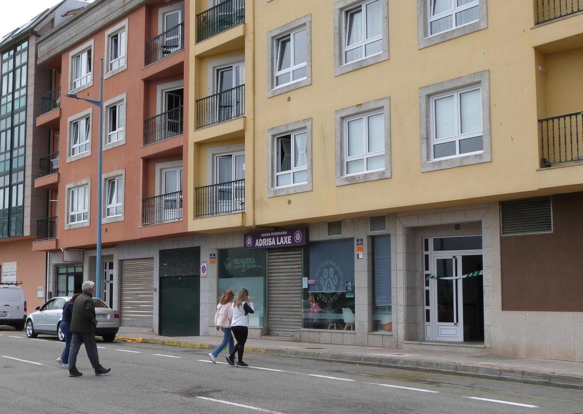 Varios de los afectados accdiendo al edificio para comprobar los daños en sus viviendas