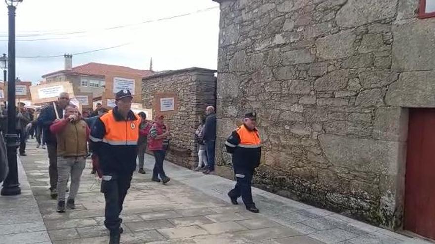 Protesta pacífica en Agolada para reclamar mejoras en el CEIP