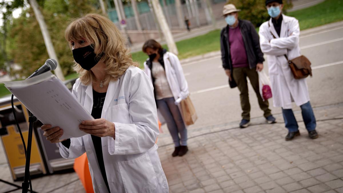 María Justicia, médica de familia en la periferia de Madrid, durante una concentración de protesta por la degradación de la atención primaria frente a la Asamblea de Madrid.