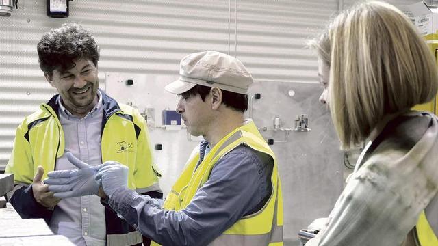 Carlos Peña, a la izquierda, junto al escritor y humorista Juan Carlos Ortega en el Laboratorio Subterráneo de Canfranc.
