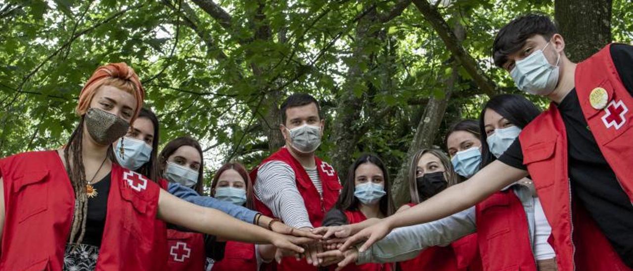 Un grupo de estudiantes de distintas disciplinas que hacen sus prácticas en Cruz Roja. // BRAIS LORENZO