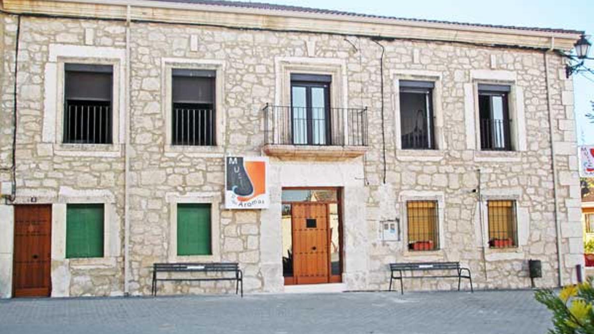 El Museo de los Aromas ocupa la antigua escuela de Santa Cruz de la Salceda, en su plaza principal y frente a la iglesia de esta bella localidad burgalesa de factura medieval.