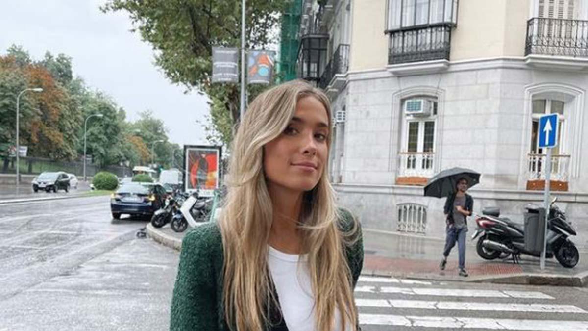 María Pombo con blazer verde de Zara