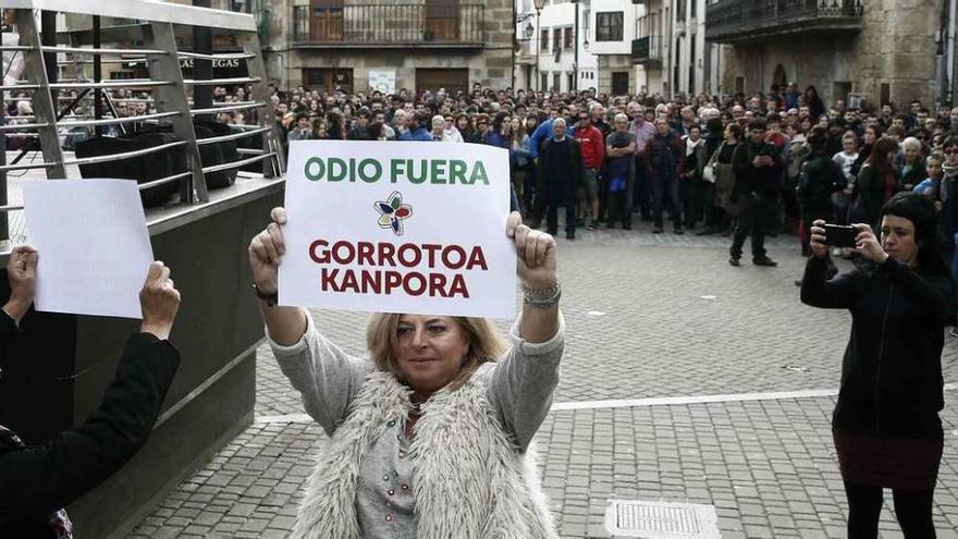 Consuelo Ordóñez, presidenta del Colectivo de Víctimas del Terrorismo, en su protesta ayer en la plaza de los Fueros de Alsasua antes de comenzar la marcha organizada en contra de la Guardia Civil. // Efe