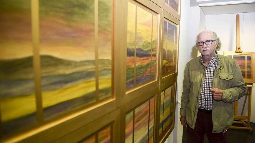 El pintor José Luis Loureiro, junto a sus obras en la inauguración de la muestra el jueves.