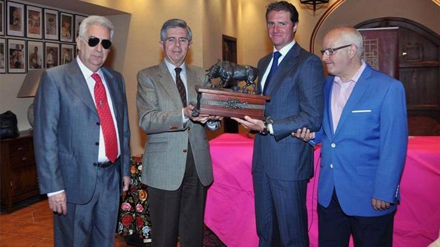 Moreno recibe el Trofeo a la Mejor Estocada de la feria del 2013
