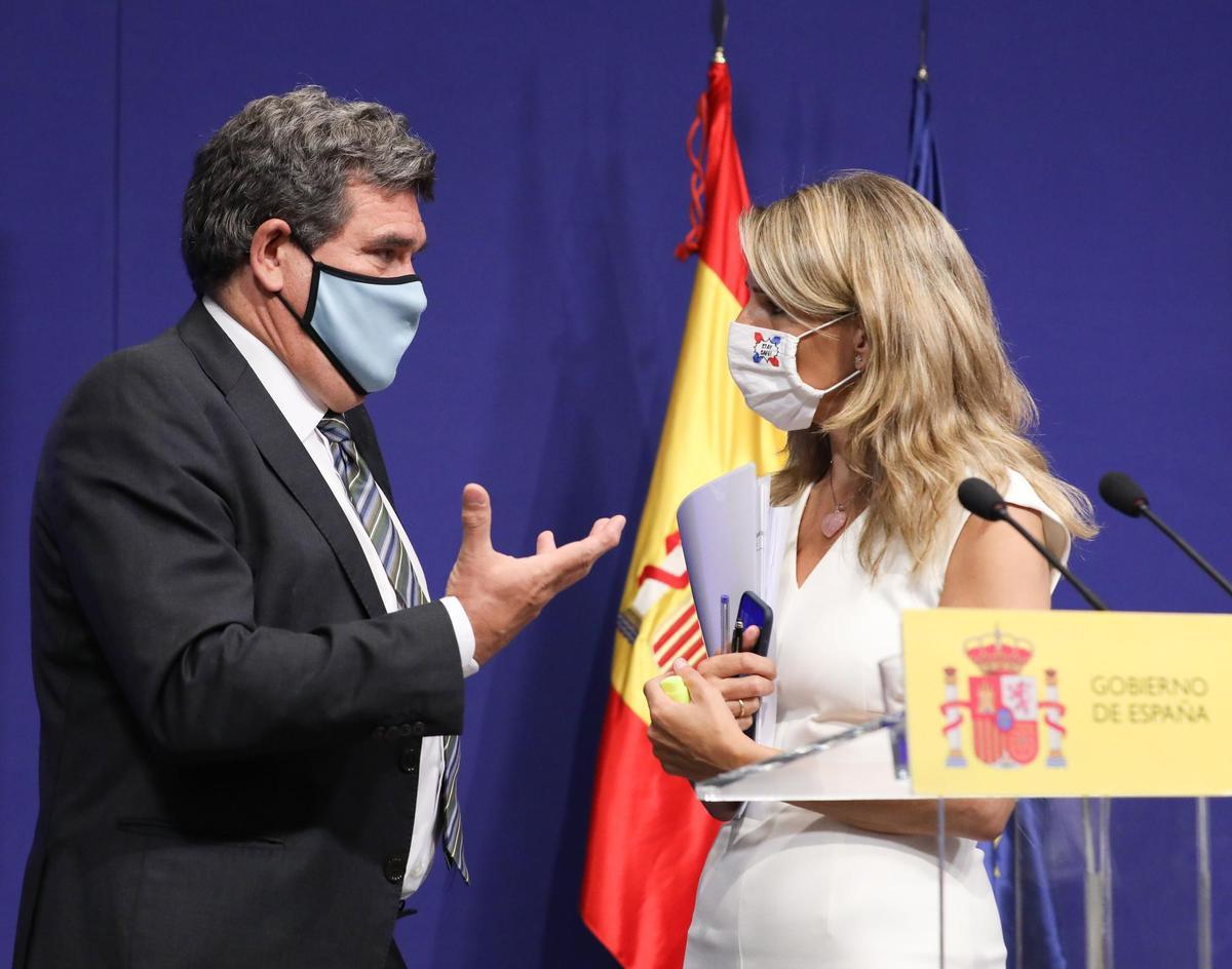 La vicepresidenta segunda del Gobierno y ministra de Trabajo y Economía Social, Yolanda Díaz, y el titular de Inclusión, Seguridad Social y Migraciones, José Luis Escrivá.