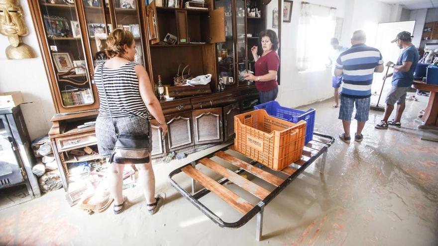 Una familia afectada por la riada en Almoradí