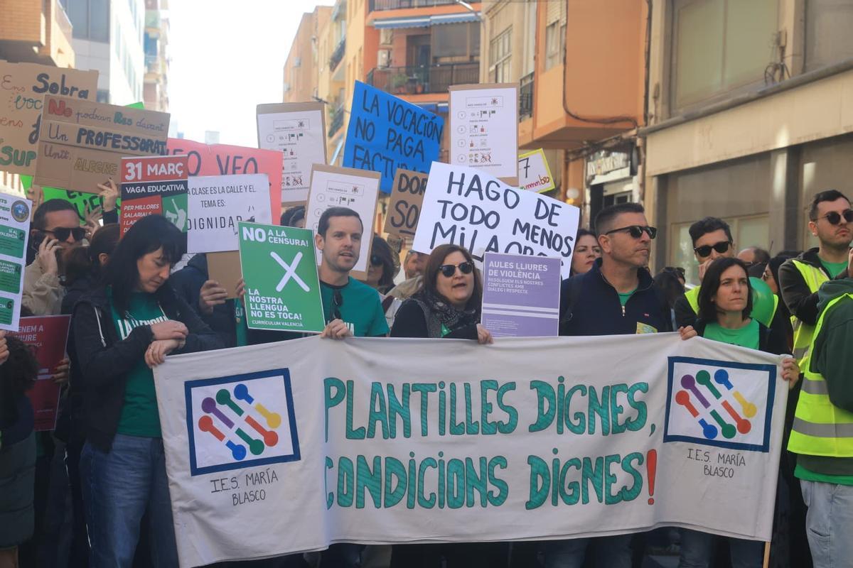 Los profesores se concentran en Alicante para reclamar mejoras en la educación pública