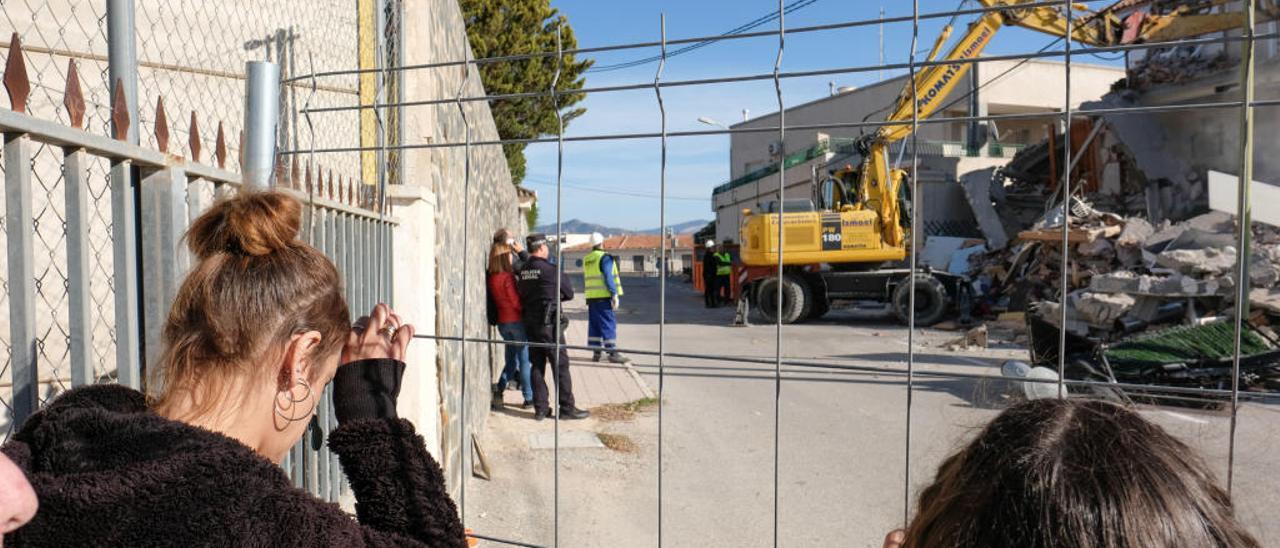 Los propietarios de los bungalós presenciaron entre lágrimas la demolición de sus hogares, con todas sus pertenencias dentro, mientras recibían el apoyo de los vecinos.