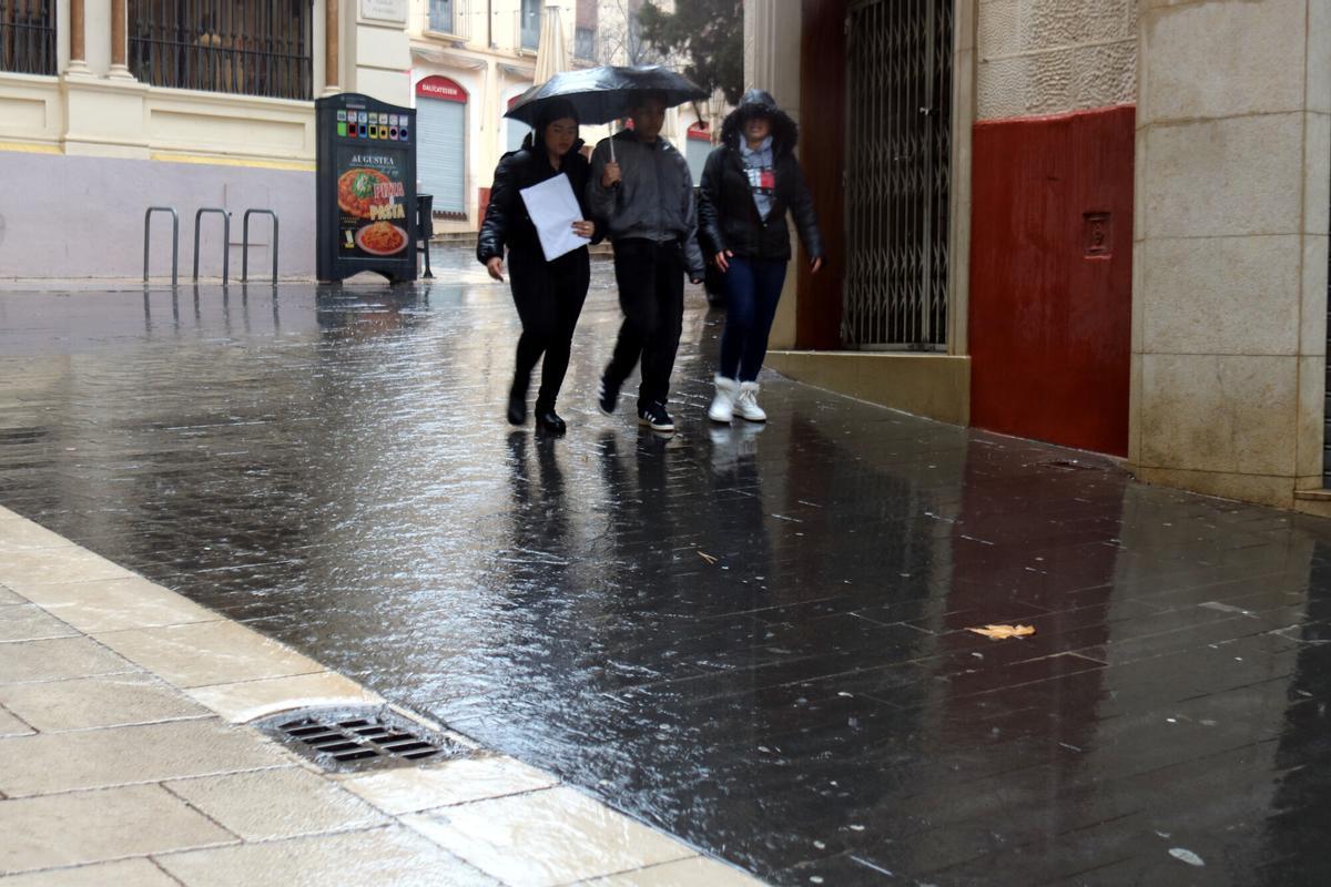 La llevantada va prenent força aquest dilluns i ja acumula quantitats de precipitació superiors als 70 litres a l'Empordà i onades de més de quatre metres a la Costa Brava.