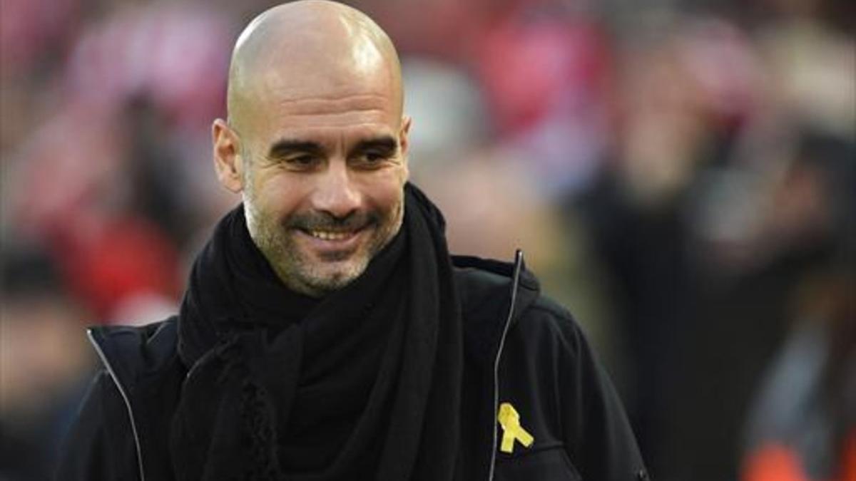 Pep Guardiola, el técnico del Manchester City, luce el lazo amarillo en un partido de la Premier.