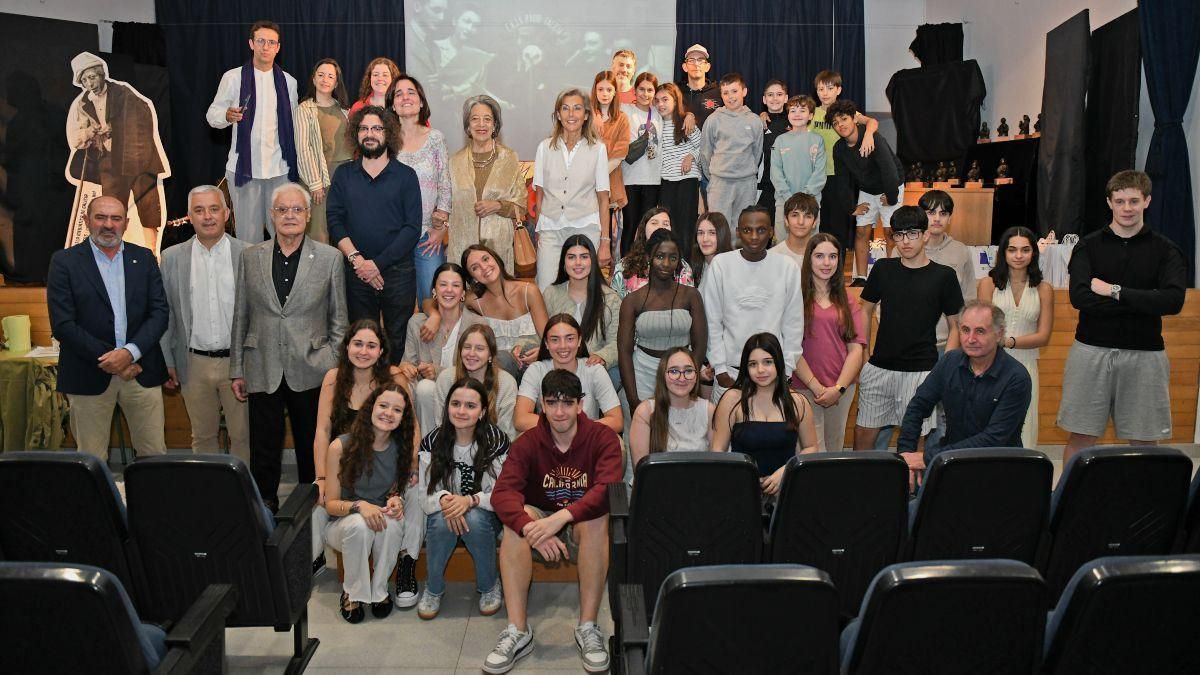 Foto de grupo en Santiago de autoridades y participantes del certamen escolar Xosé Mosquera.