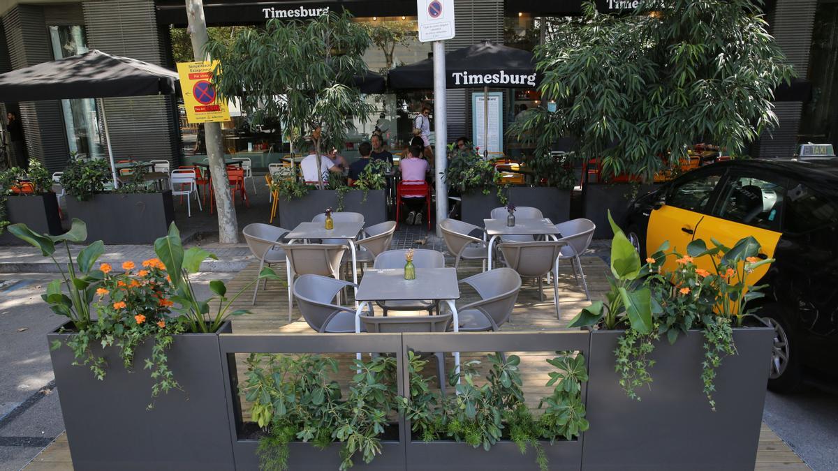 Terraza del Timesburg de la calle de Pujades, en Poblenou, que abarca acera y plataforma en calzada.