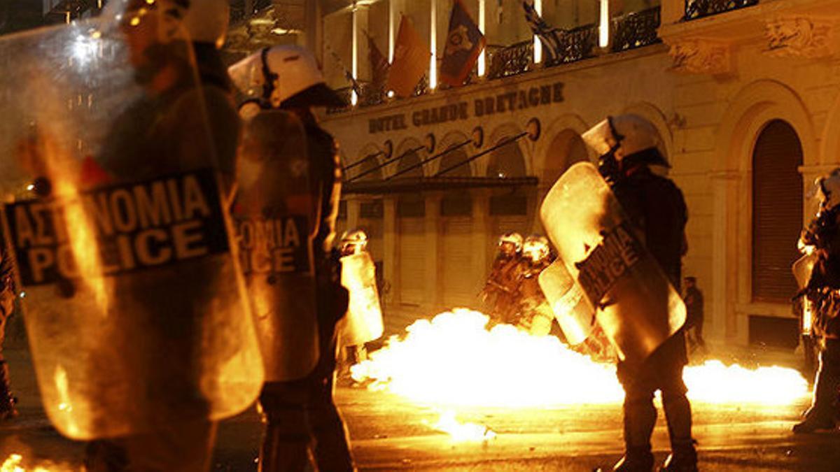 Disturbios en Atenas, frente al Parlamento.