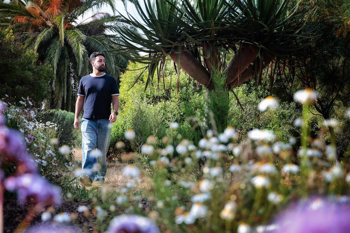 El biólogo y divulgador, Víctor de León, pasea por el jardín del campus central de la Universidad de La Laguna
