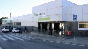 Exterior de la estación de Volpelleres, de la línies S2 de FGC, en Sant Cugat del Vallès.