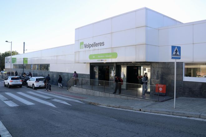 Exterior de la estación de Volpelleres, de la línies S2 de FGC, en Sant Cugat del Vallès.