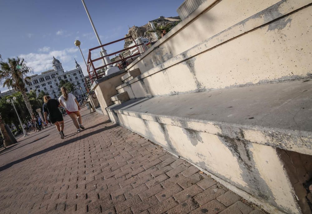 El paseo del Puerto ofrece una imagen de abandono, con escaleras rotas, suciedad, desconchones y pintadas