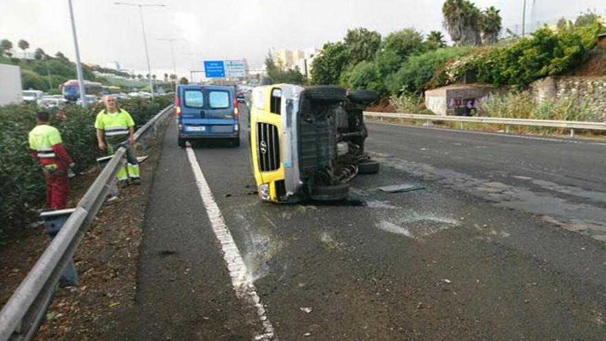 Un accidente colapsa la capital grancanaria