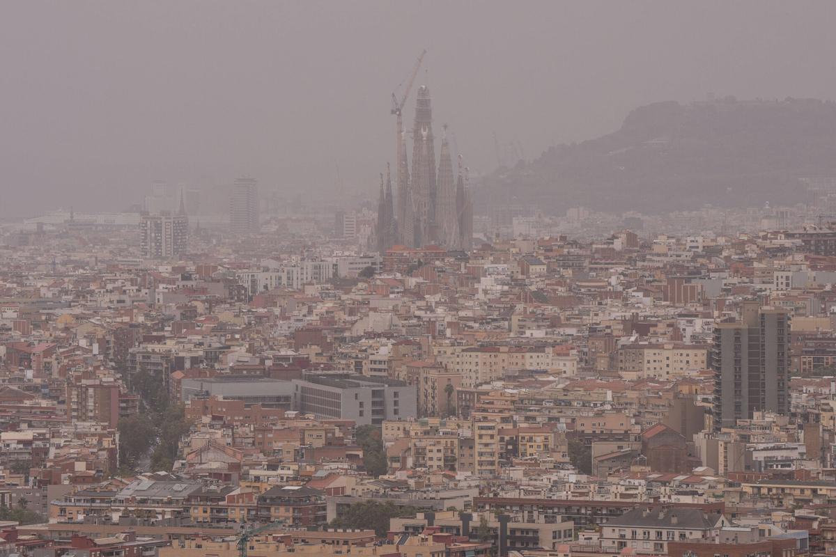 La calitja, la pols en suspensió procedent del nord d'Àfrica, arriba a Barcelona
