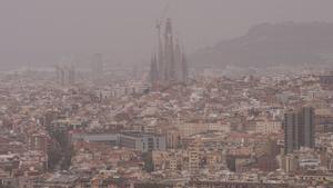Barcelona s’omplirà de pols del Sàhara aquest dijous: calitja intensa, pitjor aire i baixa visibilitat