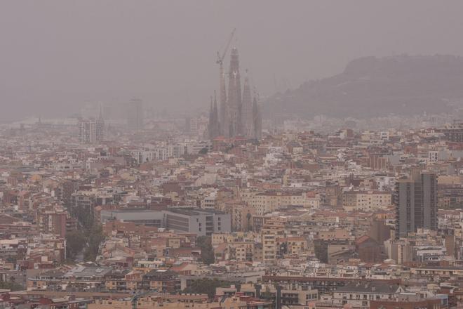 Шторм Клаудия окрасил небо Барселоны в коричневый цвет