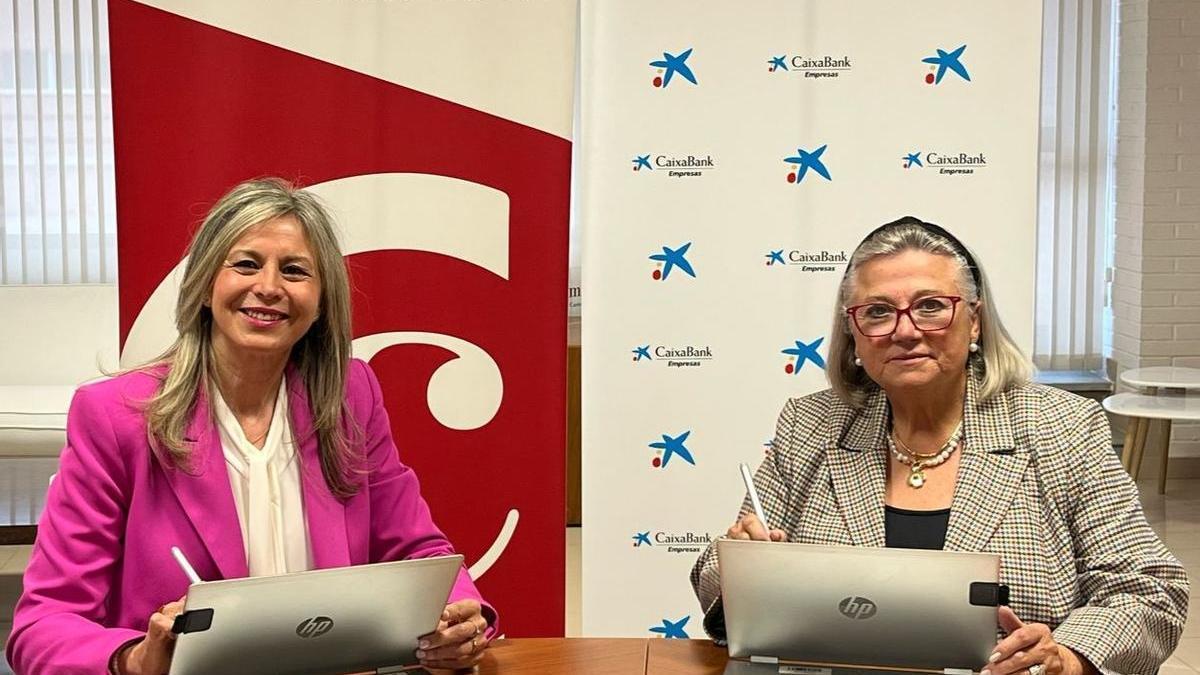 Firma del convenio entre la responsable territorial de CaixaBank y la presidenta de la Cámara de Comercio de Castellón.
