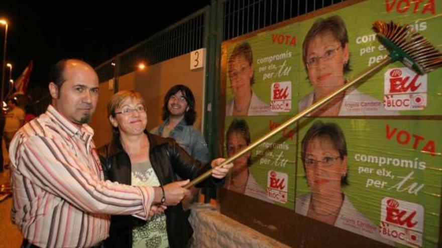 Luján y Candela, en la pegada de carteles de 2007.