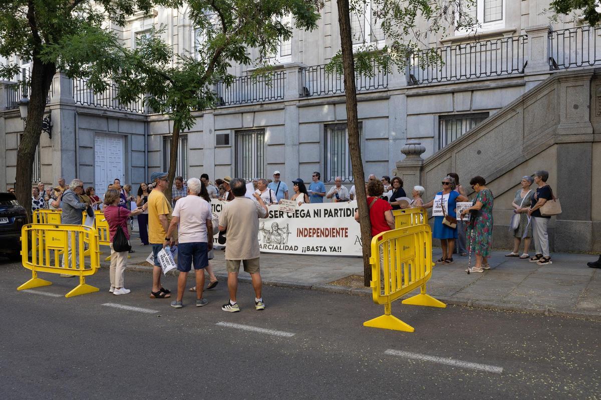 Archivo - Concentración contra el juez Peinado frente a la sede del Consejo General del Poder Judicial (CGPJ), a 29 de junio de 2026, en Madrid (España).