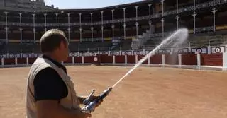 Detalles que no se ven para poner la plaza de toros de El Bibio a punto de feria