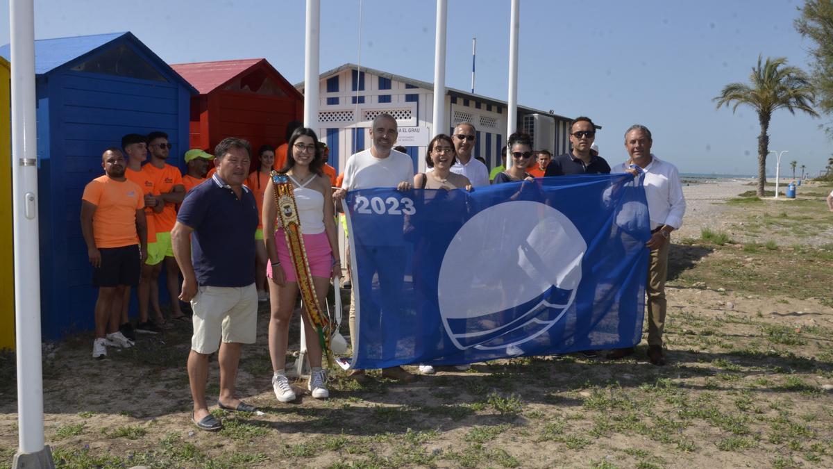 La playa del Grau fue la primera en izar la bandera azul este año.