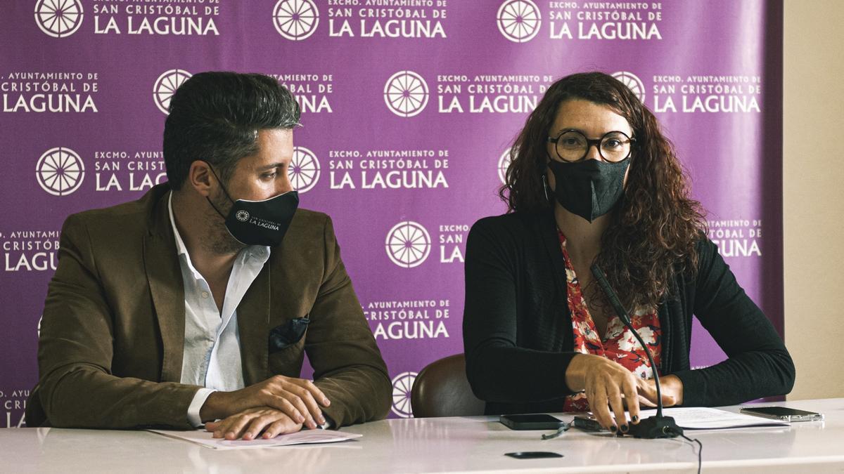 El alcalde de La Laguna, Luis Yeray Gutiérrez, y la edil de Movilidad, María José Roca.