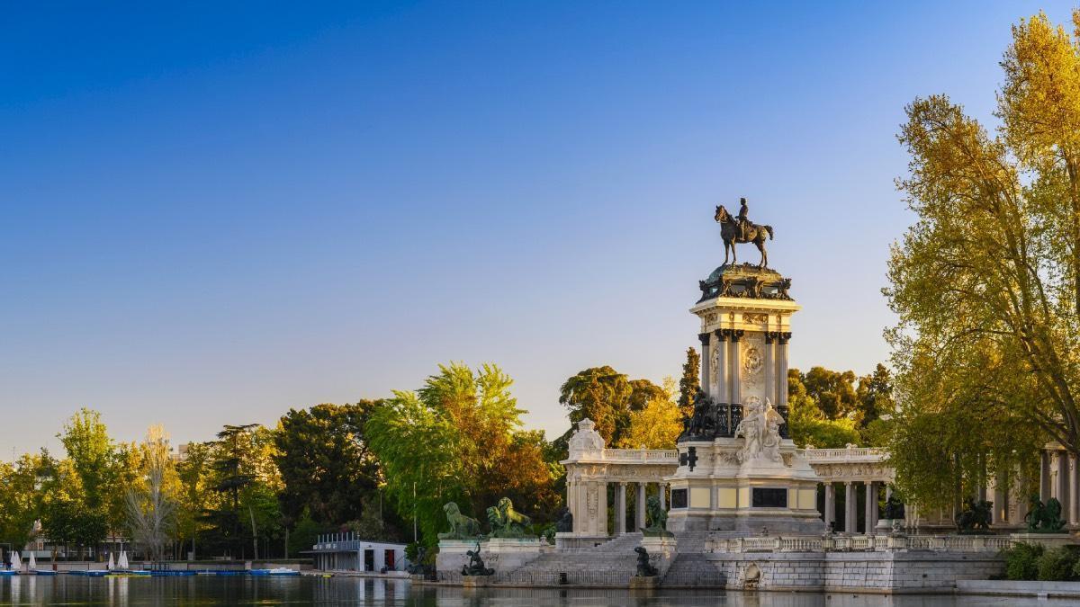 La misteriosa estatua de Madrid esculpida en piedra en el siglo XIX: es gratis y está en uno de los parques más bonitos de la ciudad