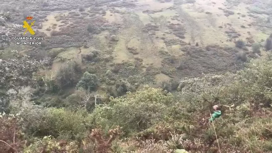 Rescatan a dos jóvenes que salieron de ruta por la noche en la zona de El Fitu (Parres) y se desorientaron