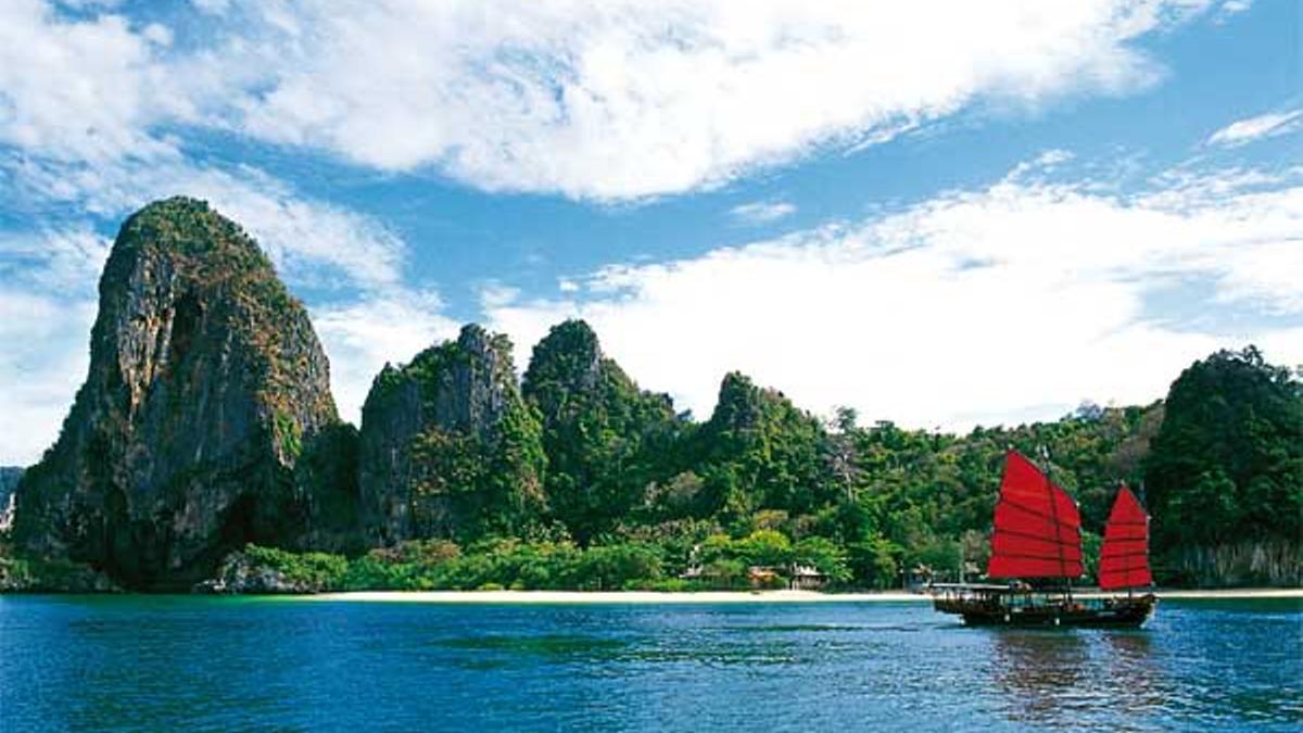 El litoral de Krabi gozade merecida fama porsus playas, sus bahíasy sus cercanas islas.