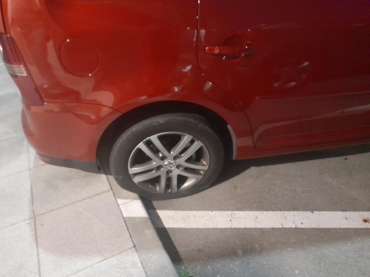Los vándalos pincharon las ruedas y realizaron pintadas en el coche
