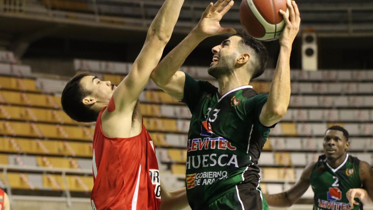 Luis Parejo entra a canasta en un partido de esta temporada.