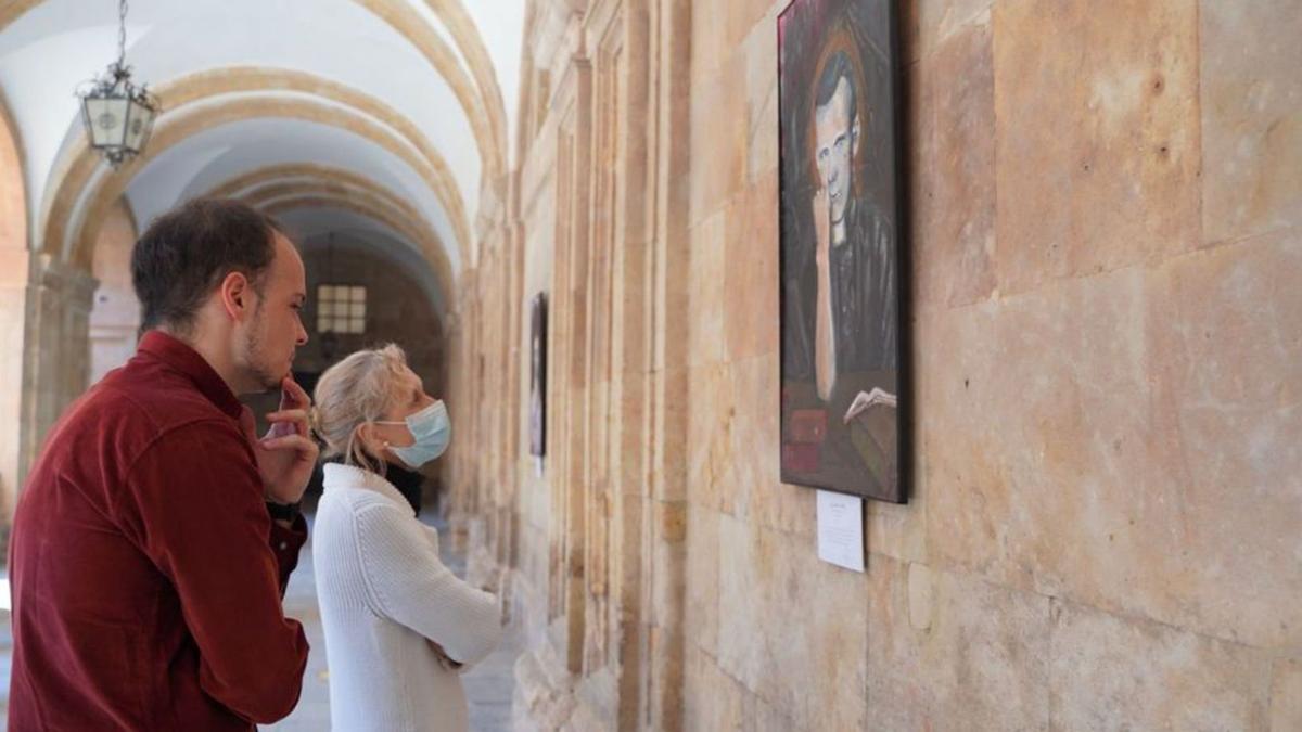 Público observa la obra de Saúl Alija. | Universidad Pontificia de Salamanca