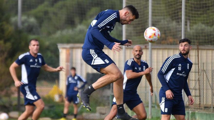 Pedro Alcalá despeja de cabeza en el entrenamiento de ayer. | FC CARTAGENA