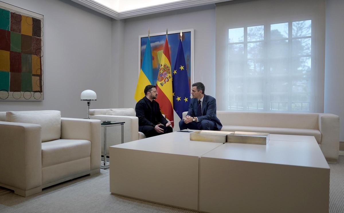 El presidente del Gobierno, Pedro Sánchez, durante el encuentro con el presidente de Ucrania, Volodímir Zelenski, en La Moncloa.
