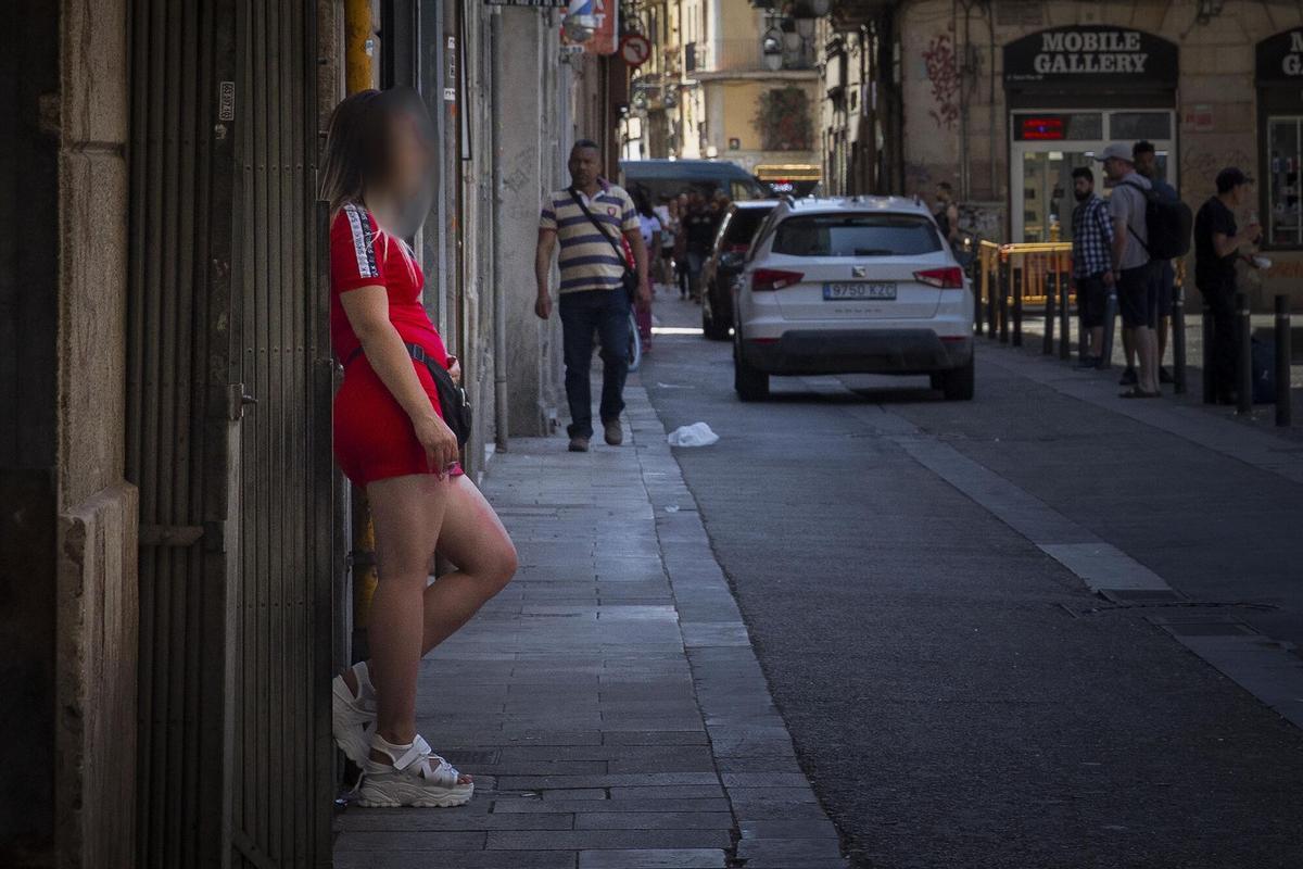 Una mujer que ejerce la prostitución en la calle Robadors del Raval.