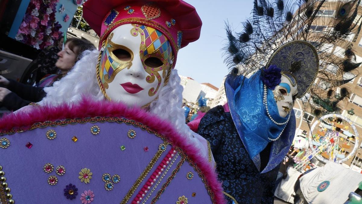 Máscaras, plumas y mucho brillo para disfrutar del fantástico mundo del entroido