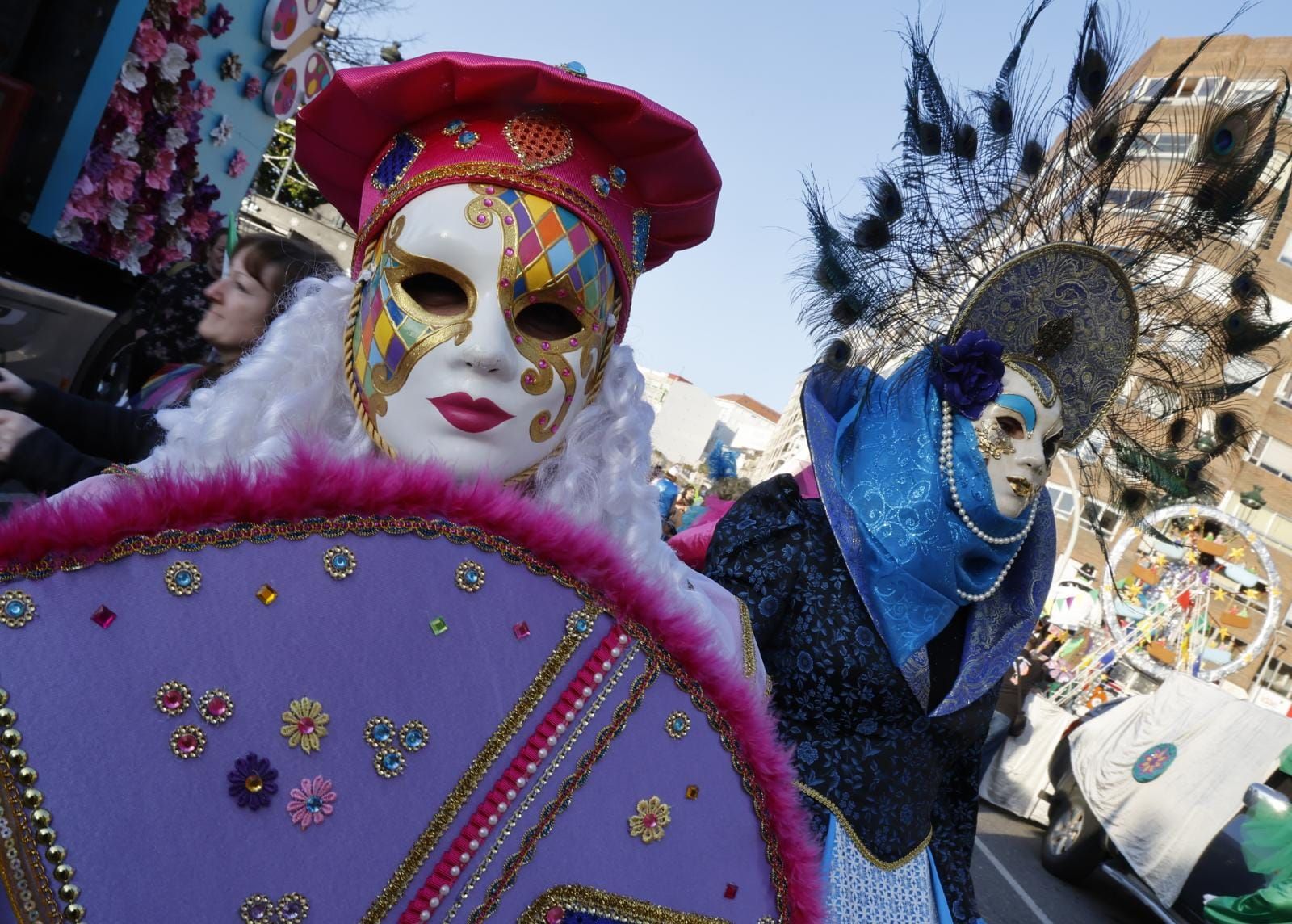 Máscaras, plumas y mucho brillo para disfrutar del fantástico mundo del entroido